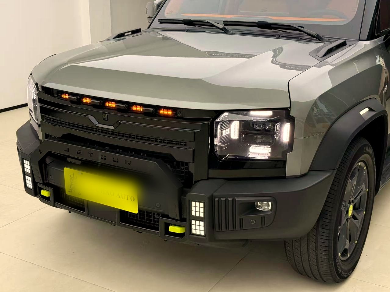 Jetour T2 front grille close-up in showroom