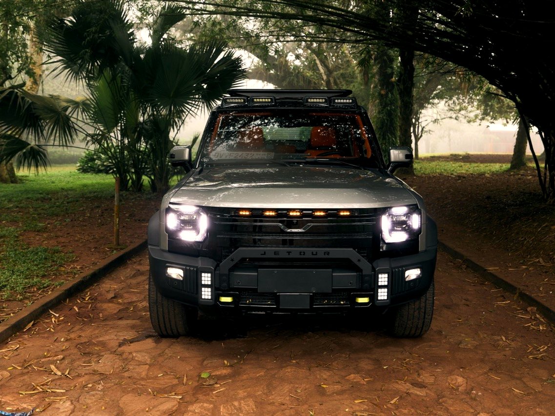 Jetour T2 straight-on front view, lights on