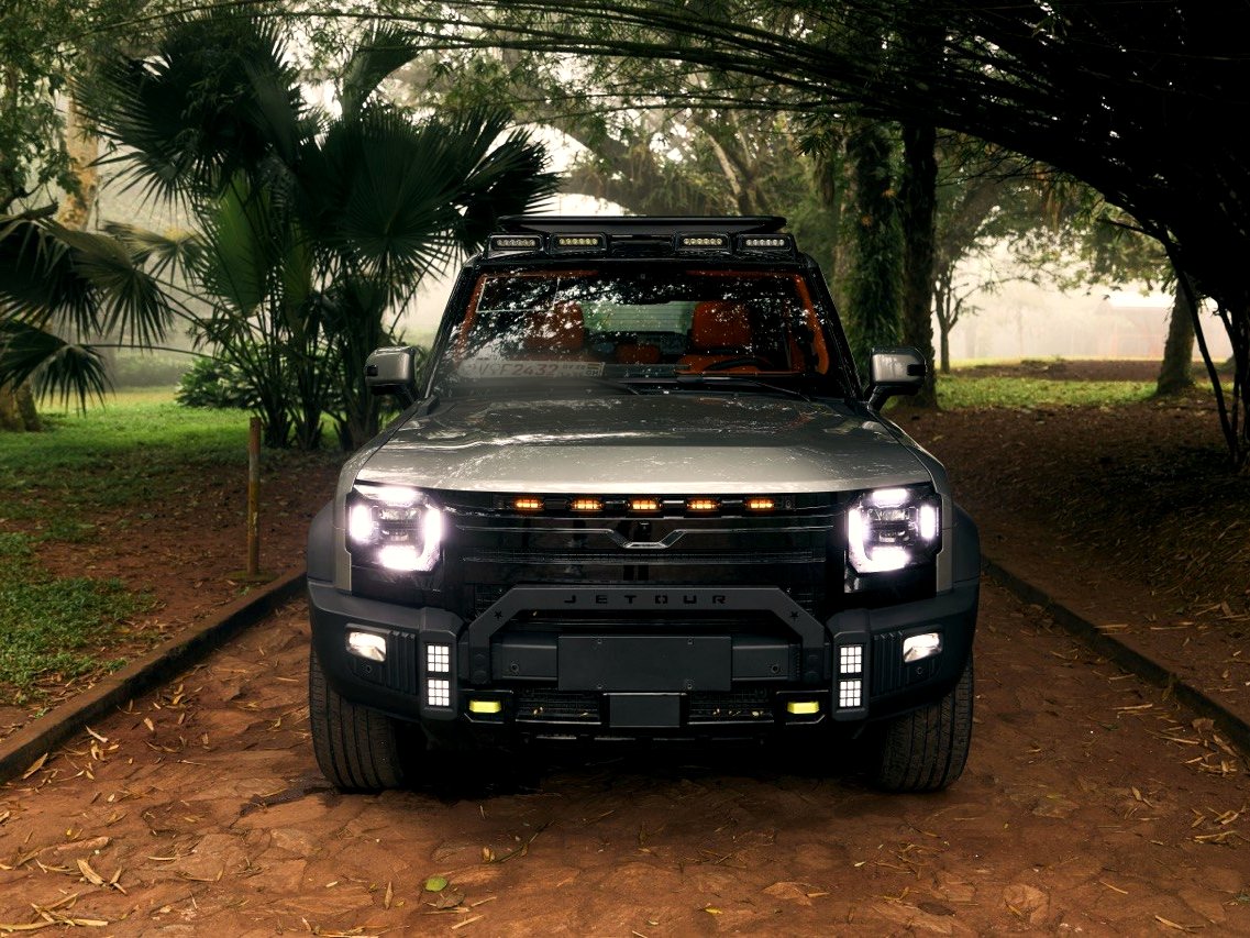 Jetour T2 front view with lights on