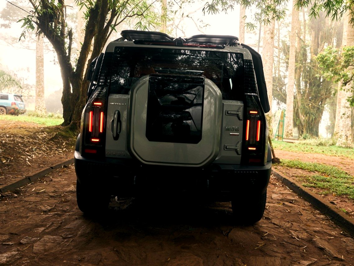 Jetour T2 straight-on rear view at dusk